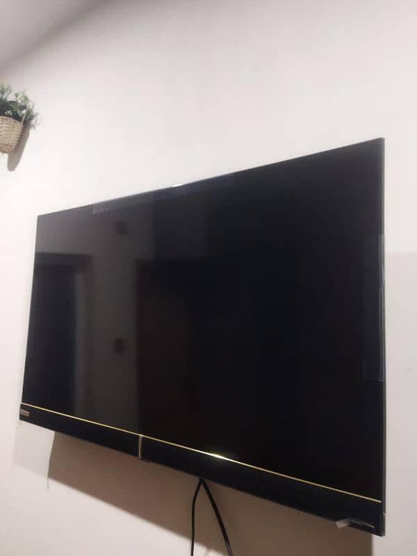 40 inch LCD 10/10 new condition 0