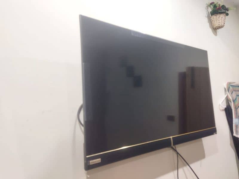 40 inch LCD 10/10 new condition 1