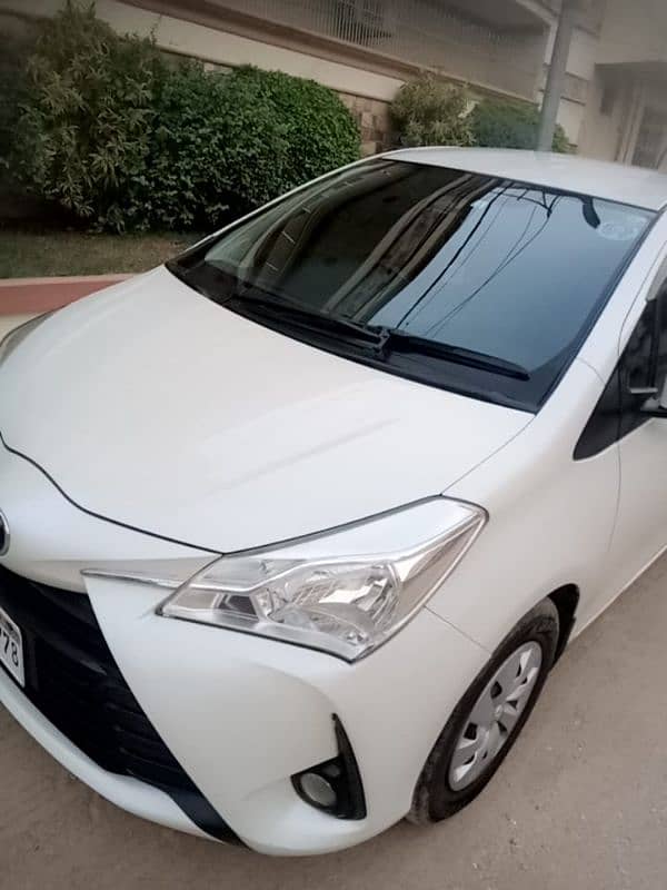 TOYOTA VITZ PEARL WHITE TOP OF THE LINE 6