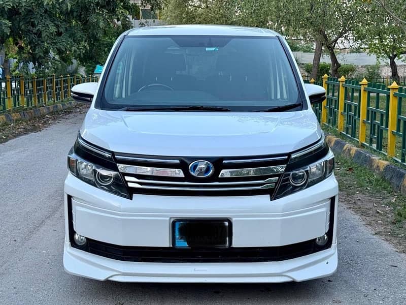 Toyota Voxy 2015 0