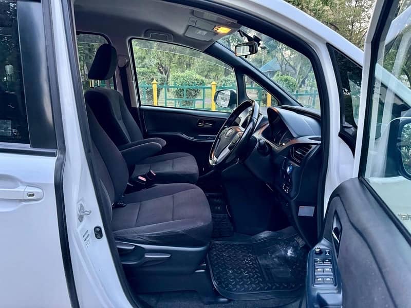 Toyota Voxy 2015 9