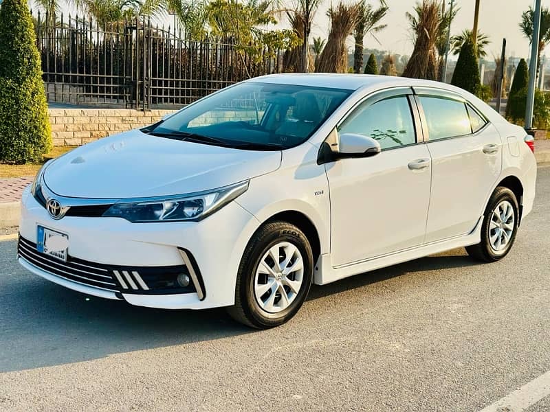 Toyota Corolla GLI 2018 special edition super white b2b 100% 4