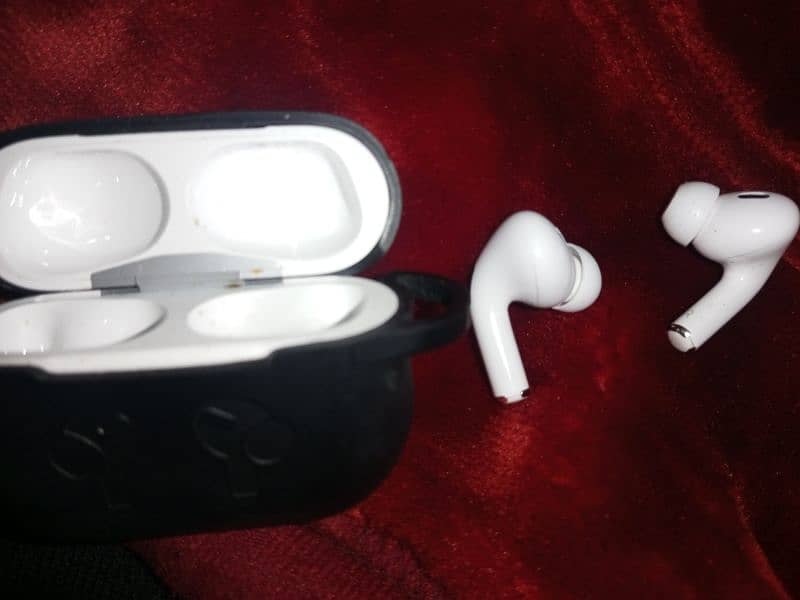 Earbuds Brand New with cover 3