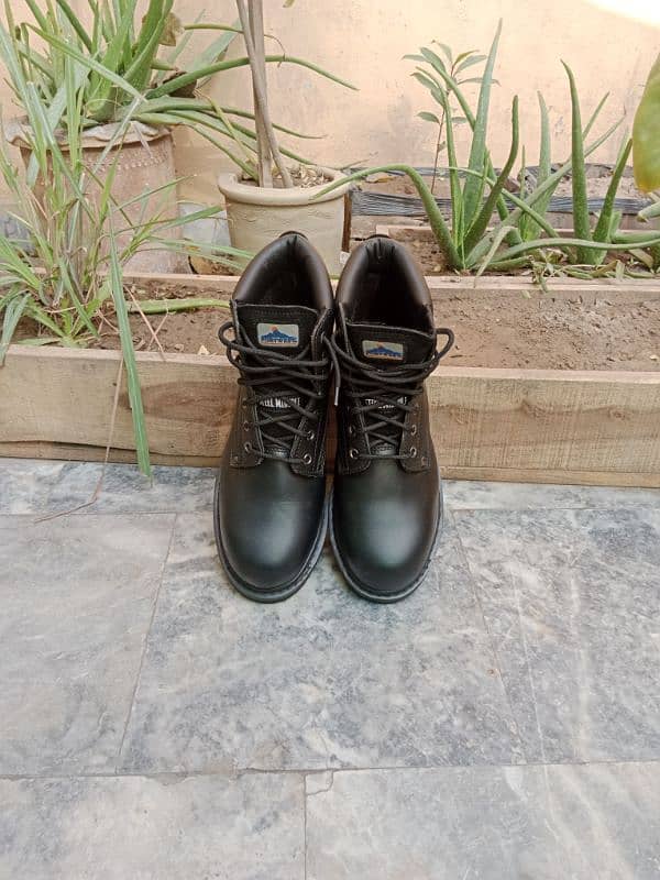 Imported Portwest Oil-Resistant Safety Boots - Size 9 1