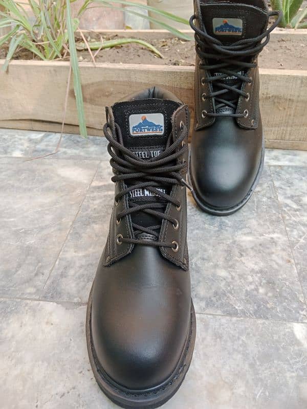 Imported Portwest Oil-Resistant Safety Boots - Size 9 2