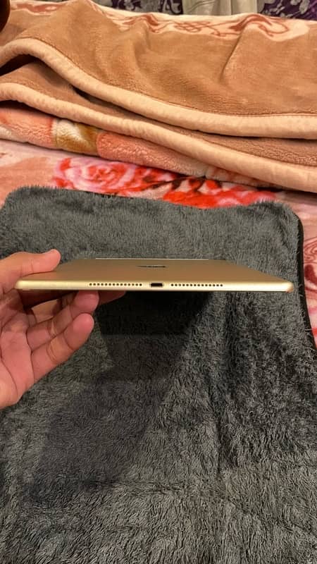 I pad air 2 golden colour slightly used never opened or repaired 4