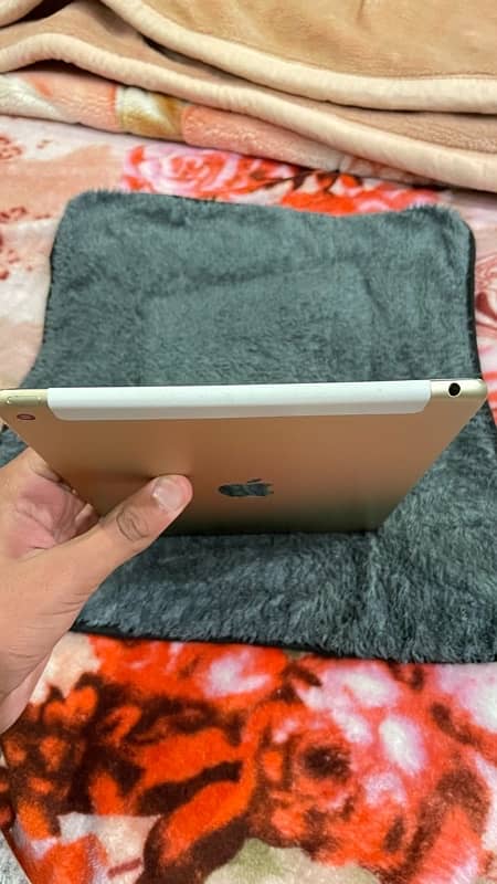 I pad air 2 golden colour slightly used never opened or repaired 7