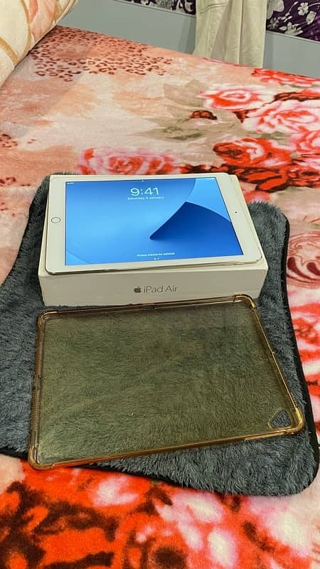 I pad air 2 golden colour slightly used never opened or repaired 8