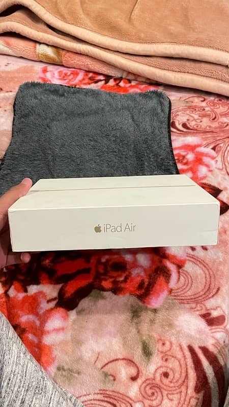 I pad air 2 golden colour slightly used never opened or repaired 10