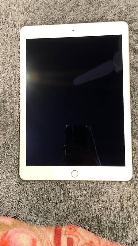 I pad air 2 golden colour slightly used never opened or repaired 12