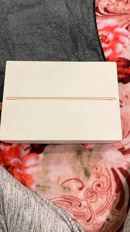 I pad air 2 golden colour slightly used never opened or repaired 13