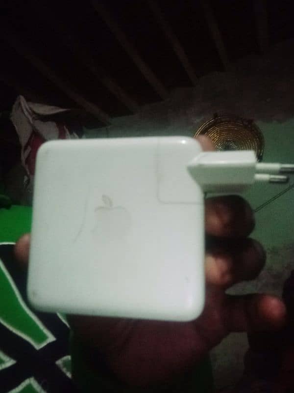 Apple 61 w charger 0