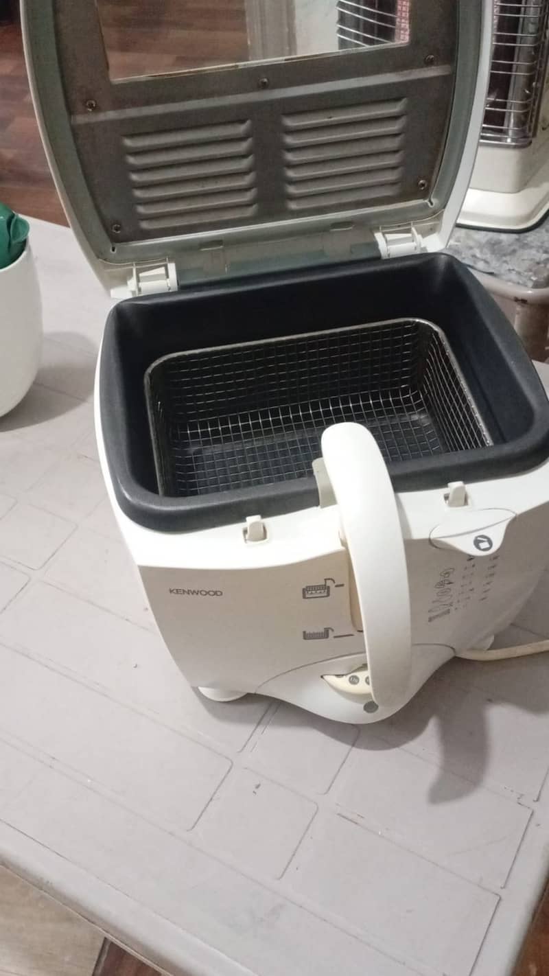 Kenwood deep fryer A condition . ( model no FDM 280) 1