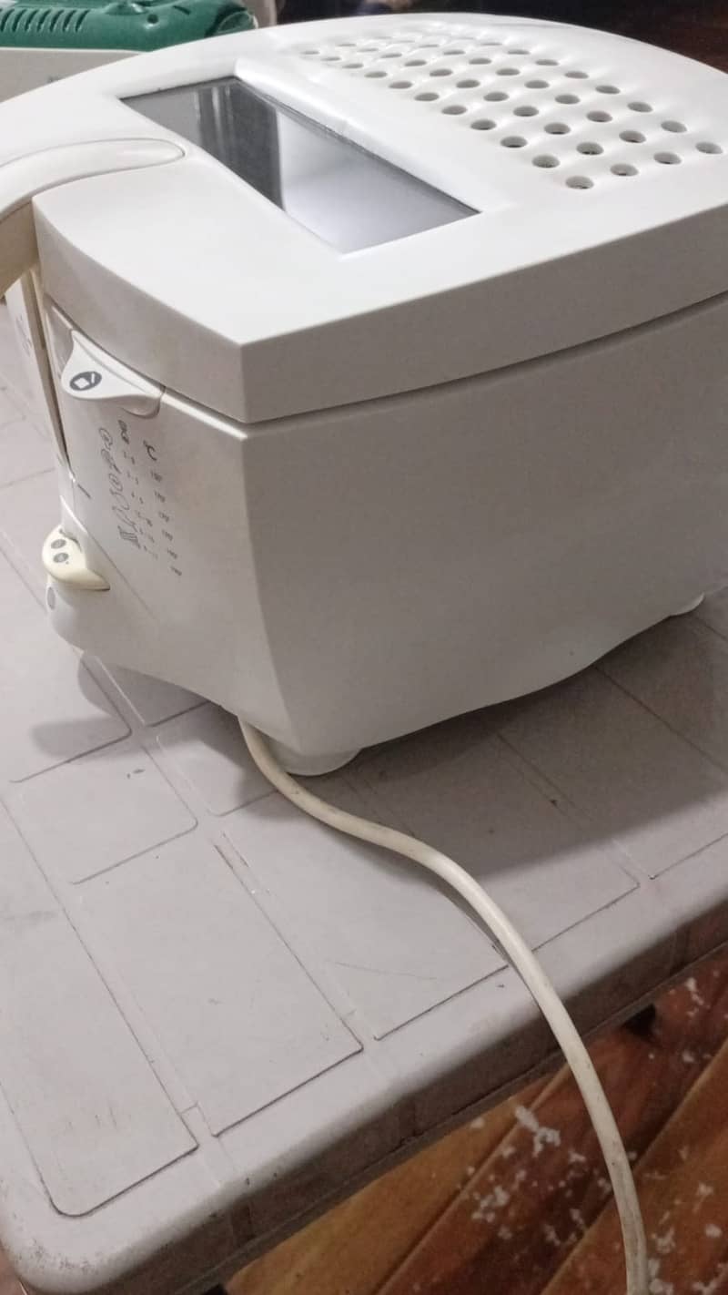 Kenwood deep fryer A condition . ( model no FDM 280) 3