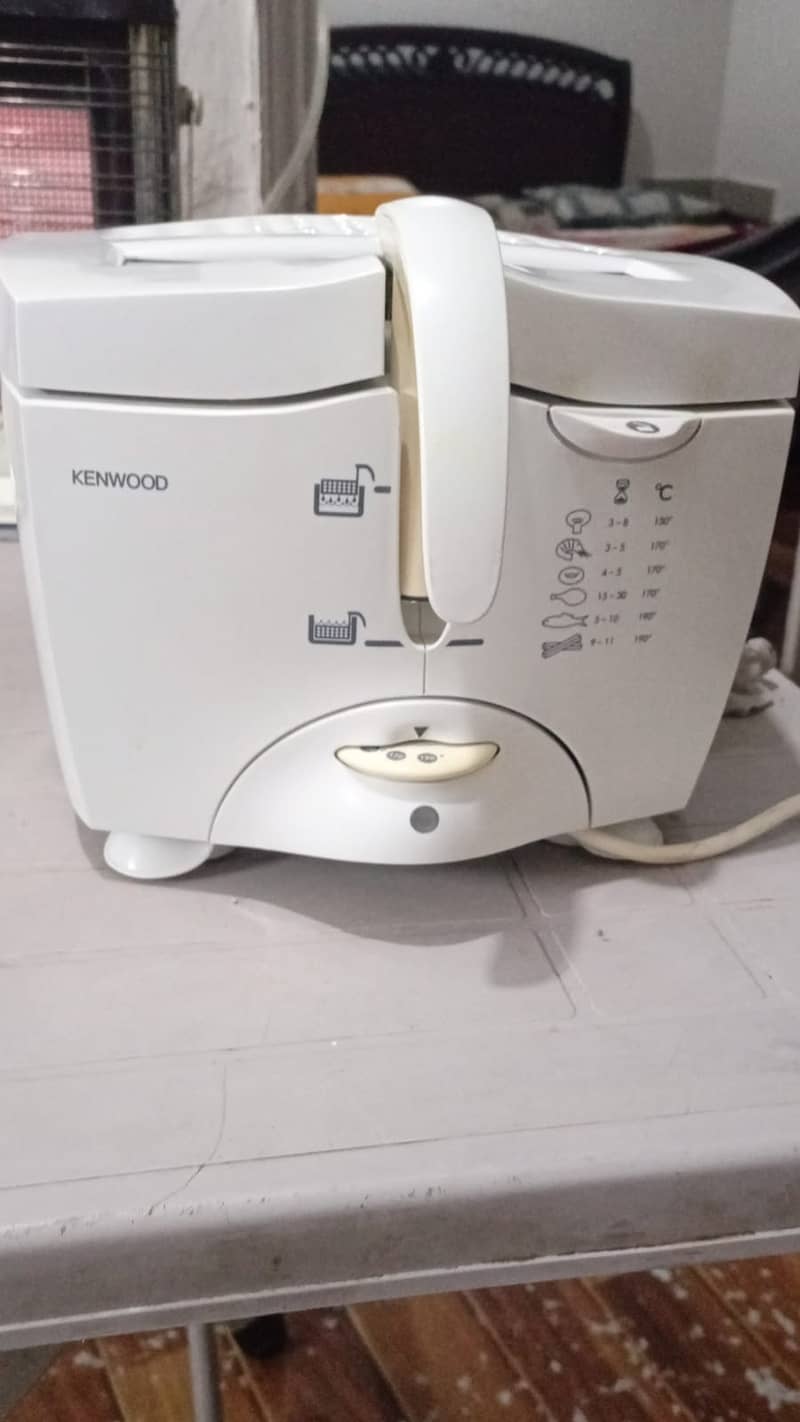 Kenwood deep fryer A condition . ( model no FDM 280) 4