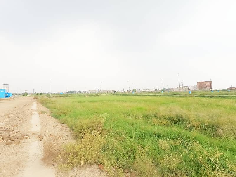 10 MARLA 120 FEET ROAD MAIN BOULEVARD PLOT 16