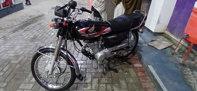 urgent sale Honda 125 new condition 0