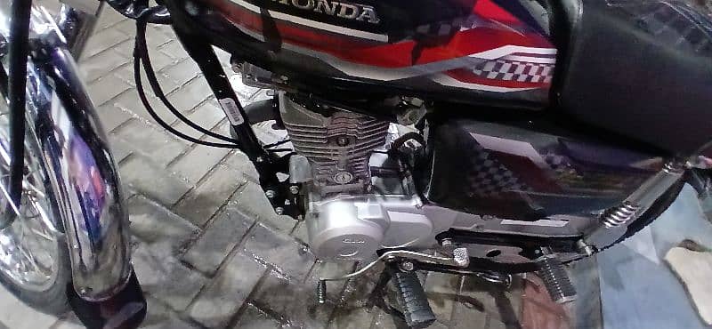 urgent sale Honda 125 new condition 2