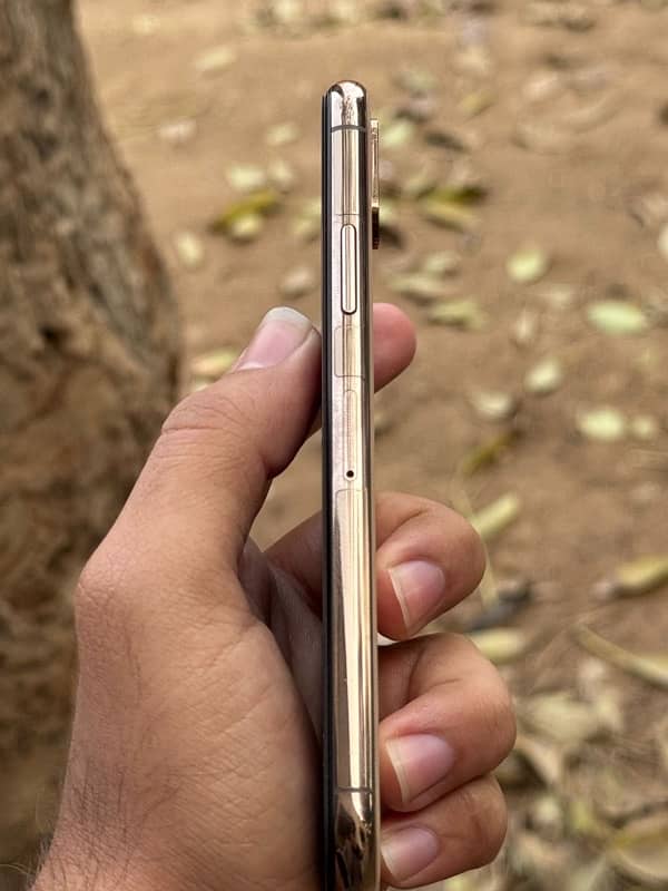 Iphone Xs pta approved dual sim 256 gb 75 health 5