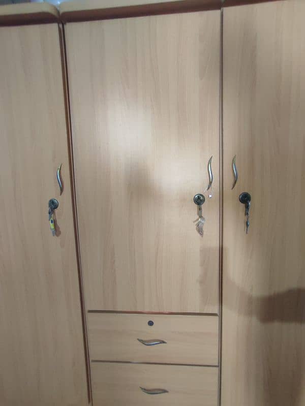 3 doors wardrobe just like new 6