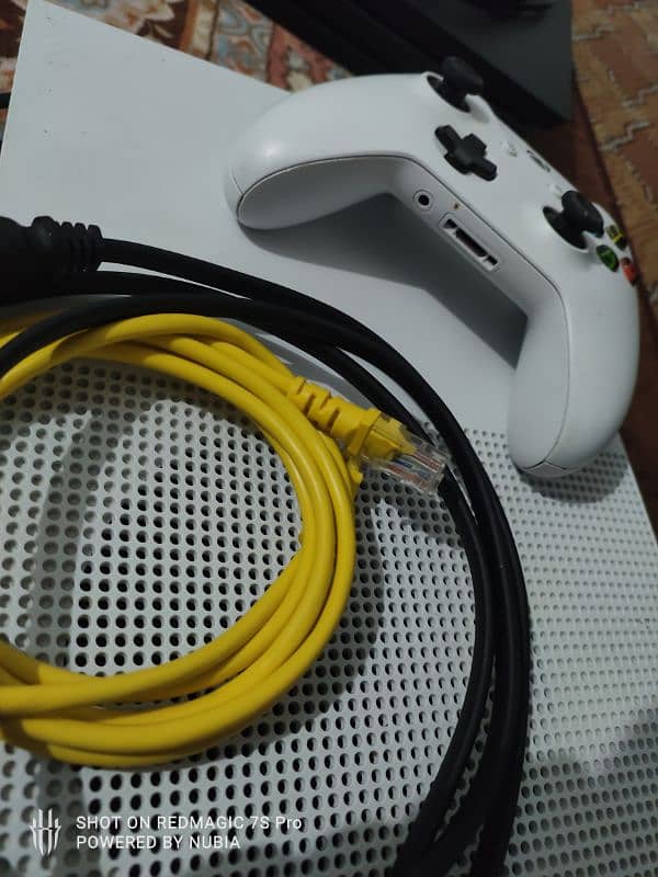 (Urgent only cash) XBOX One S 10/10 condition 500 GB 2