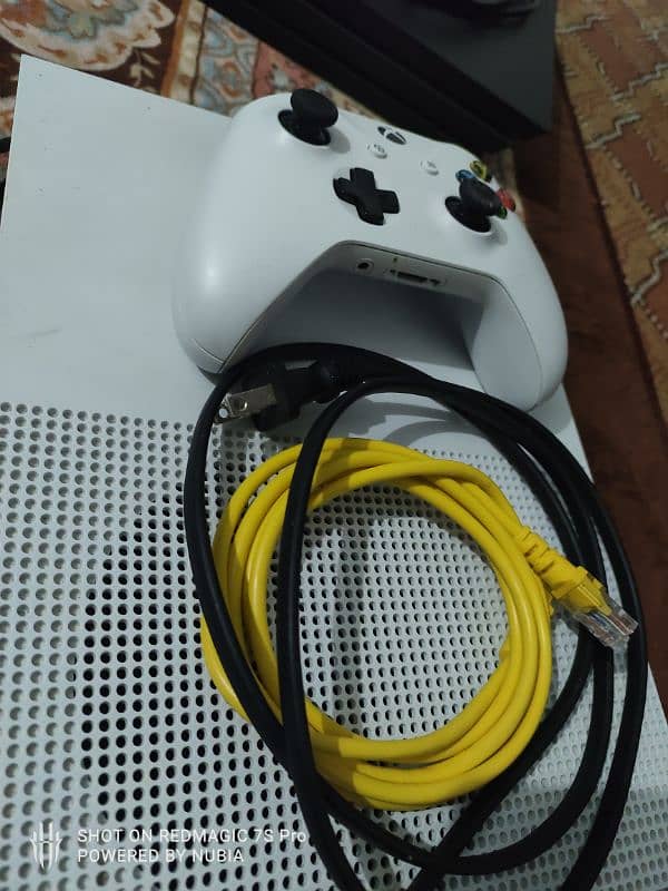 (Urgent only cash) XBOX One S 10/10 condition 500 GB 3