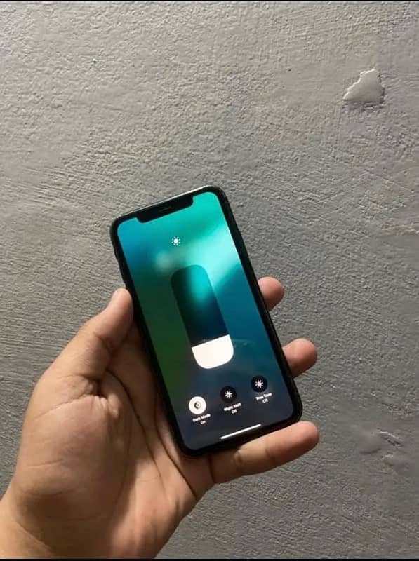 iphone xr 64Gb singal sim approved Pta with box 4