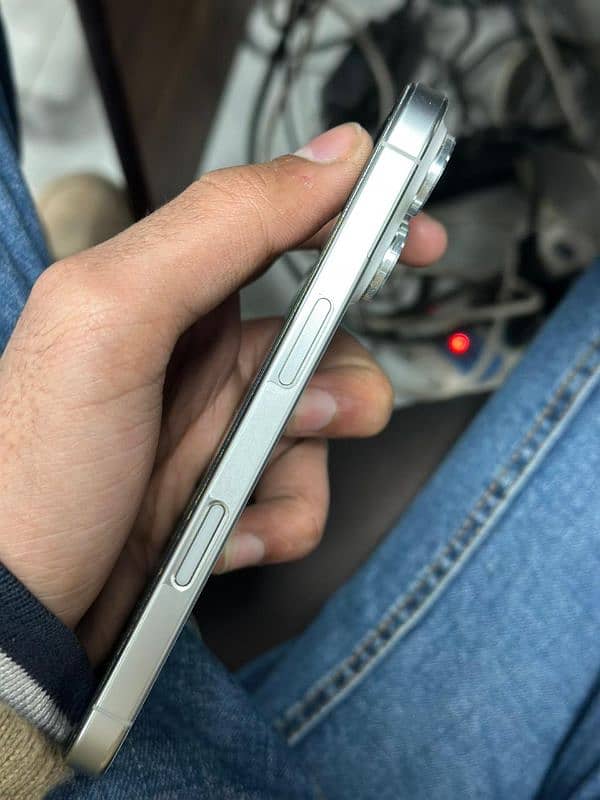 iphone 16 pro white 1