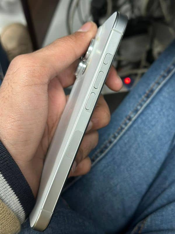 iphone 16 pro white 4