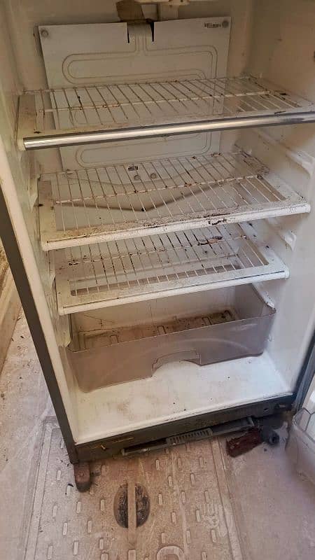 Urgent Sale Dawlance Fridge 2