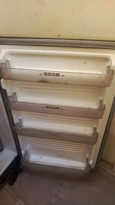 Urgent Sale Dawlance Fridge 4