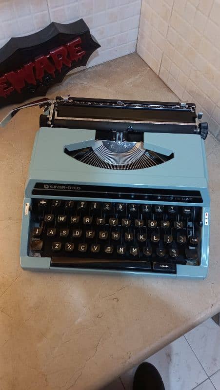 vintage 1970s Silver reed manual typewriter 0