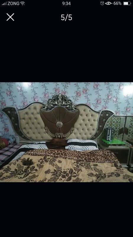 A king size bed with dressing tabl 0