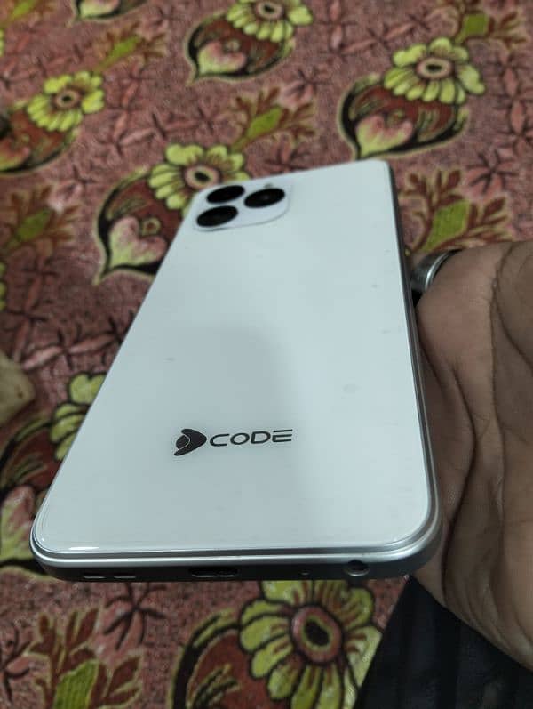 D code pro 8/128 dual sim good condition hai 4