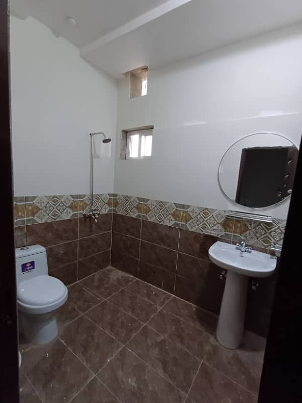 Brand new luxury Spanish Hania girls hostel Seats available in two and three seater Room for rent near ucp University or shaukat khanum hospital or UOL University or UMT University or Emporium Mall 2