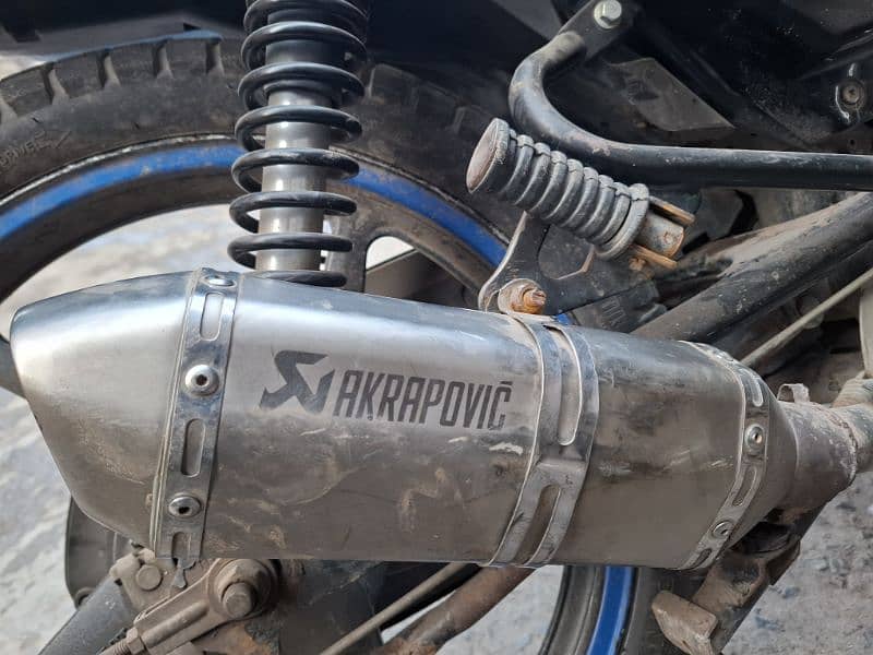 akrapovic exhaust ybr suzuki honda sab ko lag jata hai 0