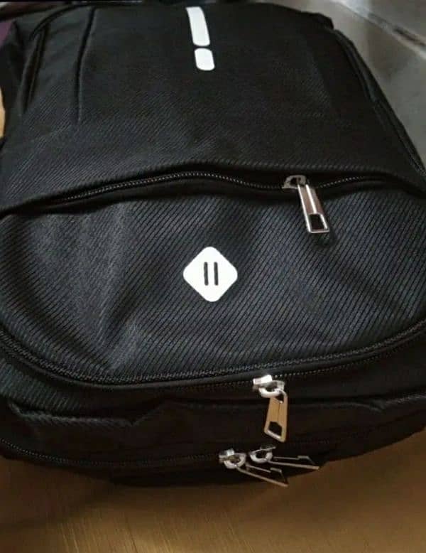 Deleivery is avalible laptop bag for Mens new condition low budget 1