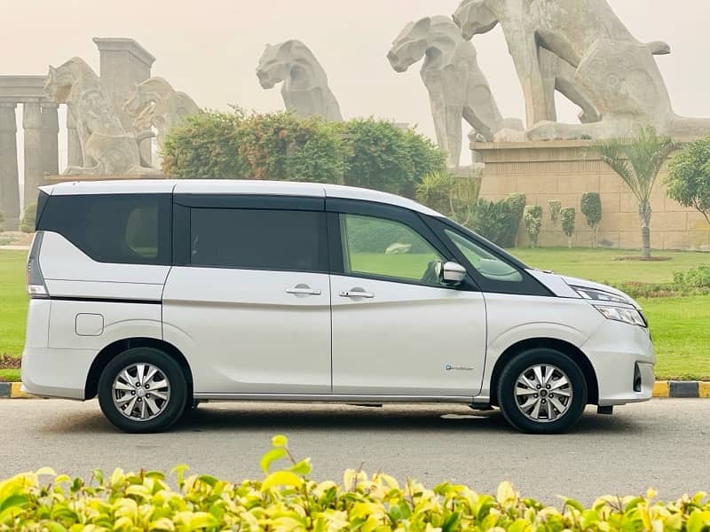 Nissan serena 2024 4