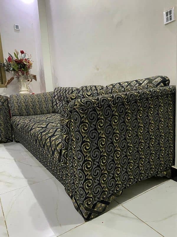 2 seater sofa pair, 3 seater solo sofa & 3 side tables (1 lrg & 2 med) 2