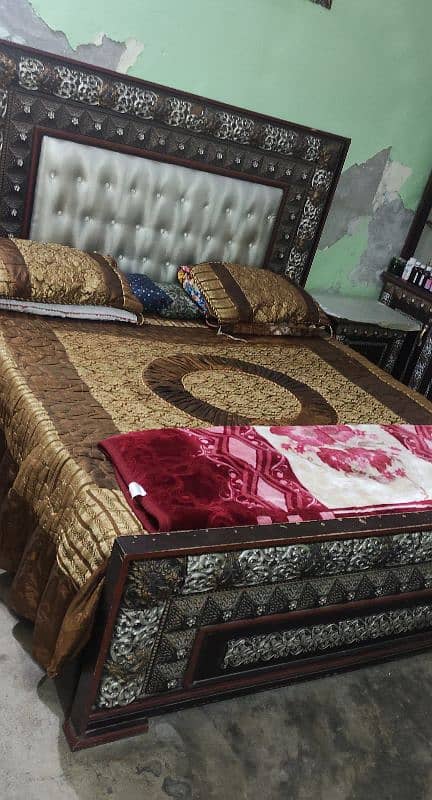 king Bed with 2 side Table, in very reasonable price,  excelent cndtin 2