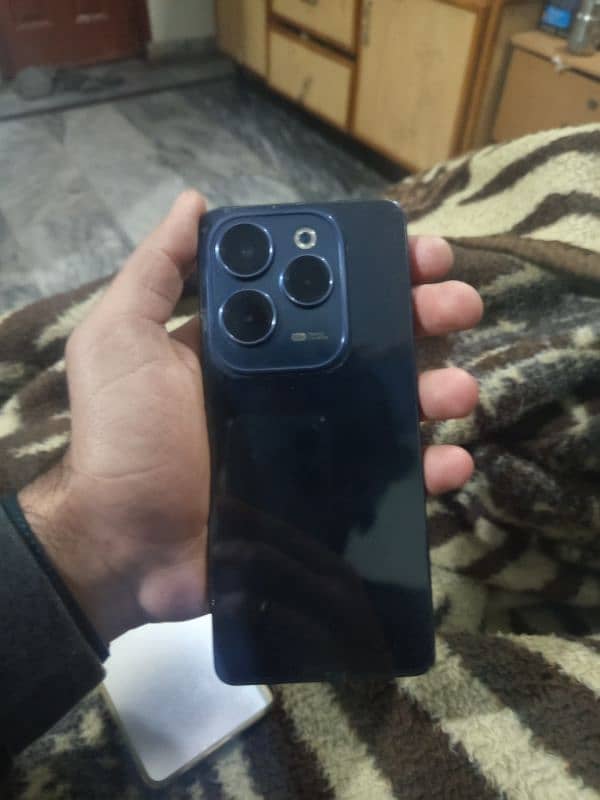 Infinix hot 40 pro 10/10 condition only 5 month use 0