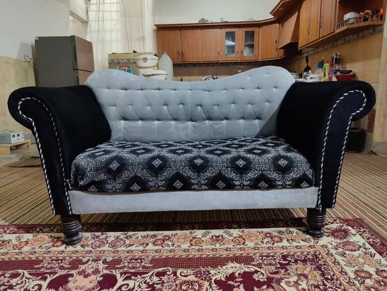 Luxurious 9-Seater Sofa Set with Center Table – Excellent Condition! 3