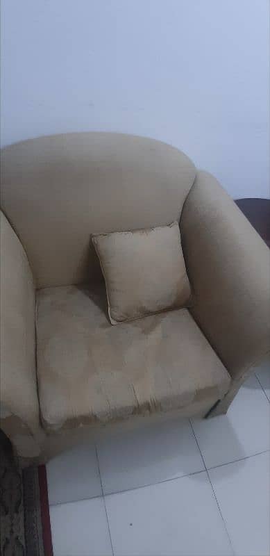 3/1/1 seater latest design sofa set in resonable price. urgent sale 1