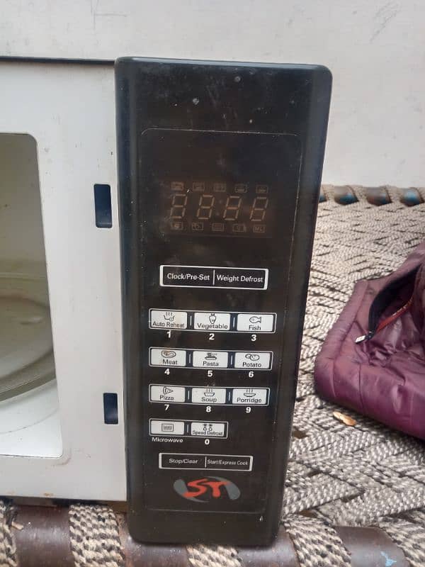 Microwave Oven Fresh Condition 6