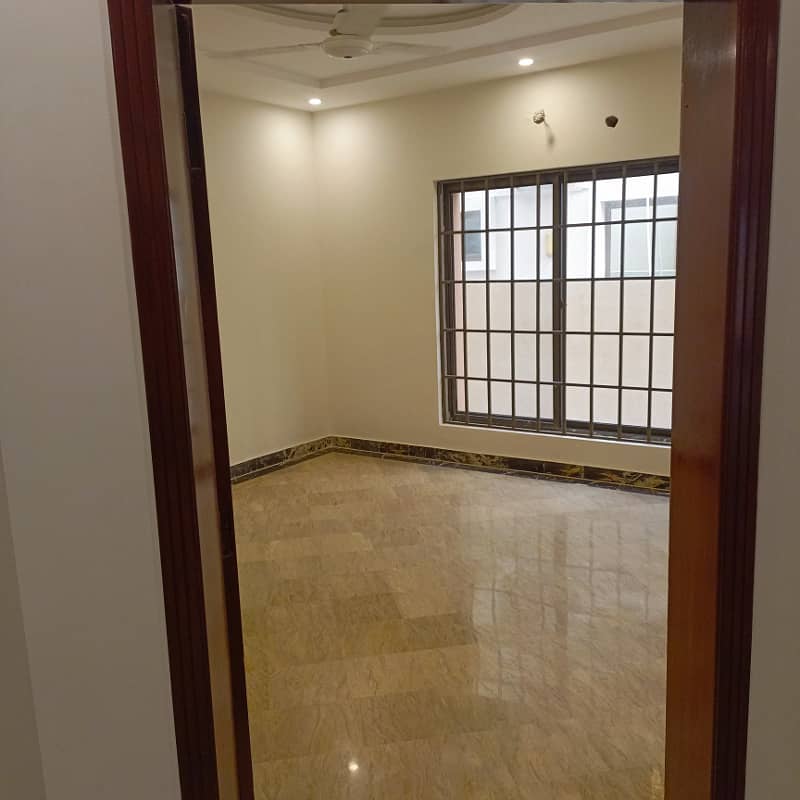 10 Marla House For Sale in Bahria Town Lahore. 21