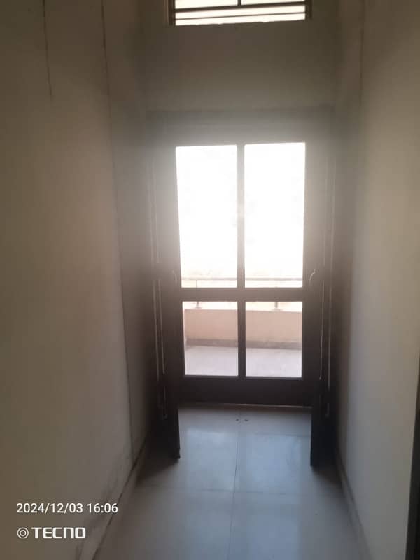 Upper portion house for rent. Location paris city e block h13. 6