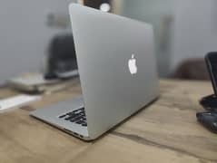 Macbook Air 13-inch Early 2015 with 10/10 Condition