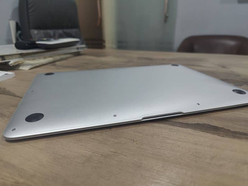 Macbook Air 13-inch Early 2015 with 10/10 Condition 3