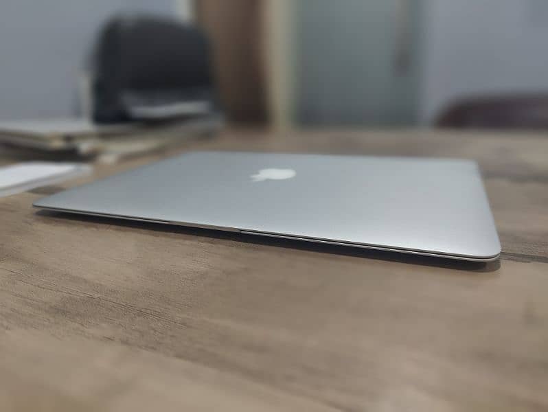 Macbook Air 13-inch Early 2015 with 10/10 Condition 4