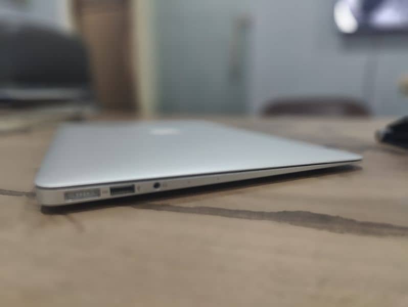 Macbook Air 13-inch Early 2015 with 10/10 Condition 6